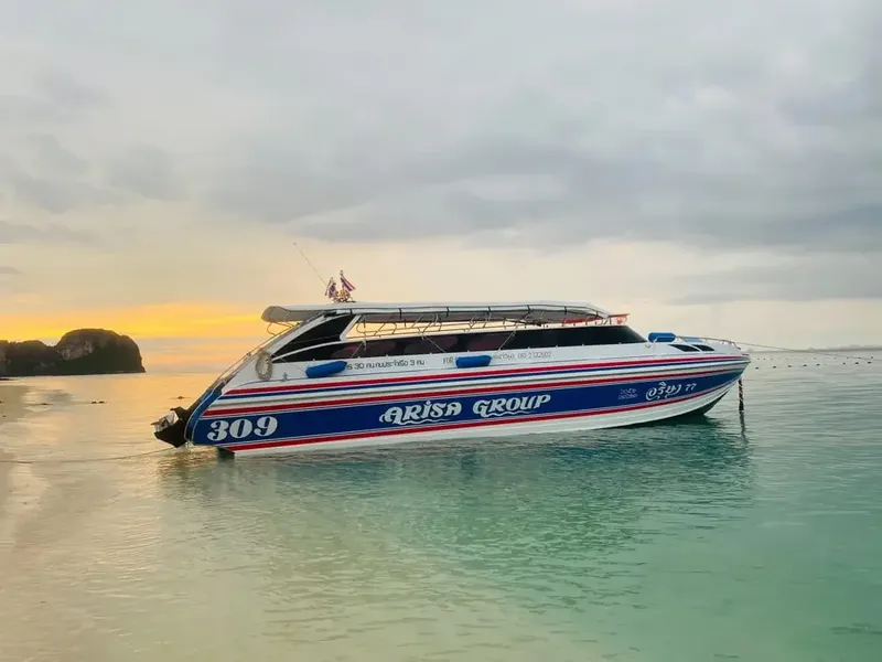 Bateau de plongée rapide amarré sur une mer calme au coucher du soleil