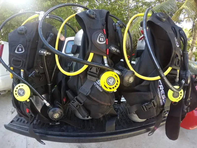 Equipement de plongée complet avec gilet, détendeur et bouteille