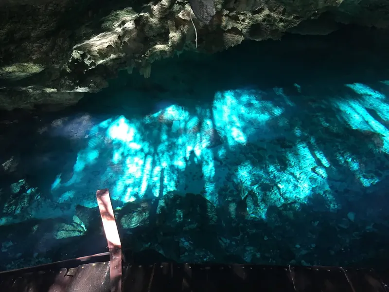 Vue sous-marine d'une grotte rocheuse avec des rayons de lumière