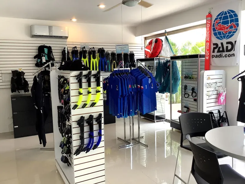 Boutique de plongée avec équipements, combinaisons et logo PADI visible