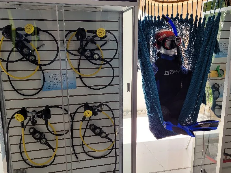 Rangée de détendeurs et masque de plongée suspendu dans un centre