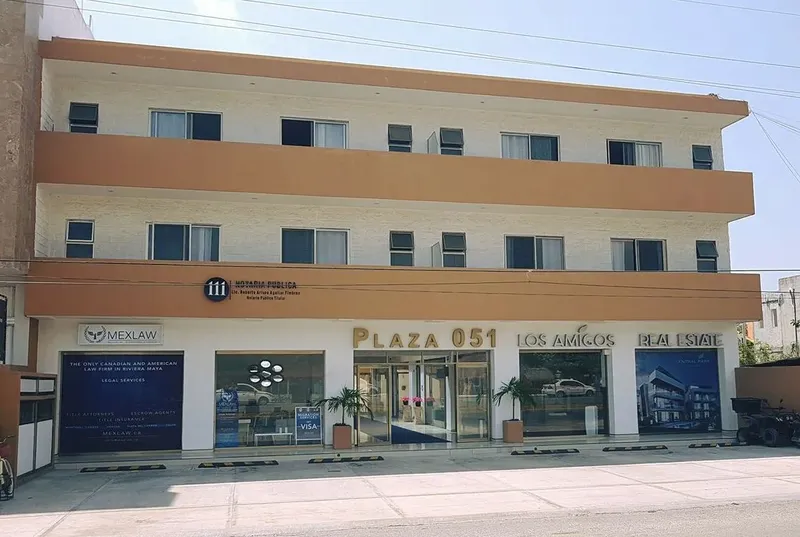 Façade d'un bâtiment avec des commerces et des enseignes diverses