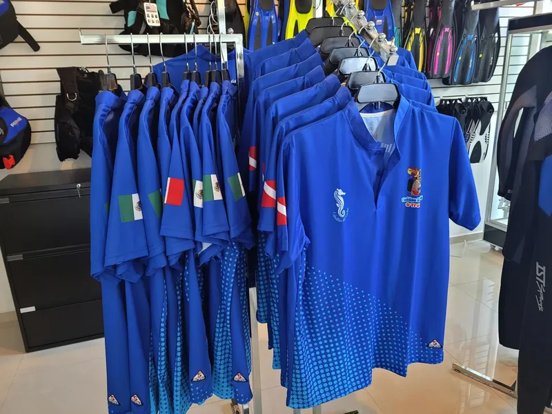 Rangées de polos bleus à motifs plongée dans un magasin