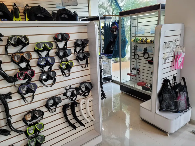 Intérieur d'un centre de plongée avec des masques et tubas exposés
