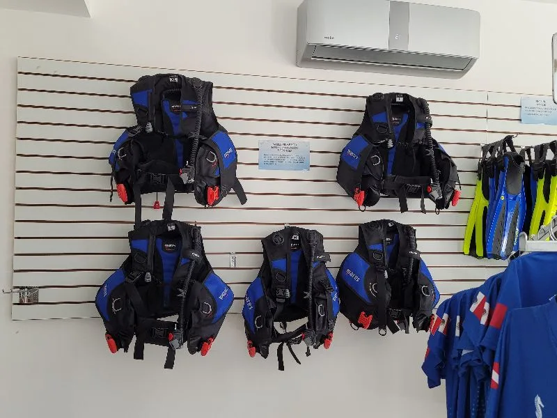 Rangée de gilets de sauvetage pour plongée, accrochés au mur d'un local