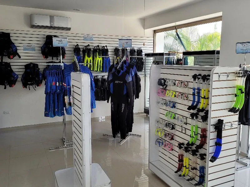 Equipement de plongée exposé dans un magasin clair et bien rangé