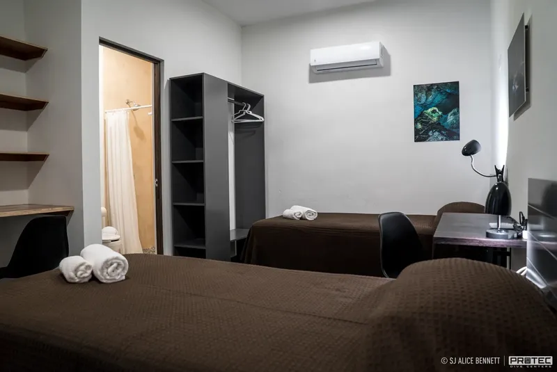 Intérieur d'un vestiaire de centre de plongée avec lits et rangements