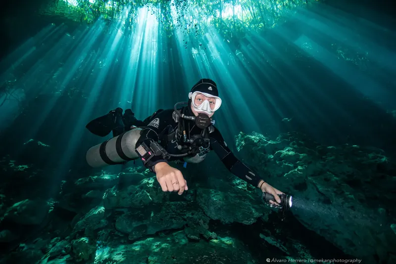 Plongeur en grotte, rayons de lumière, exploration sous-marine, ambiance mystérieuse