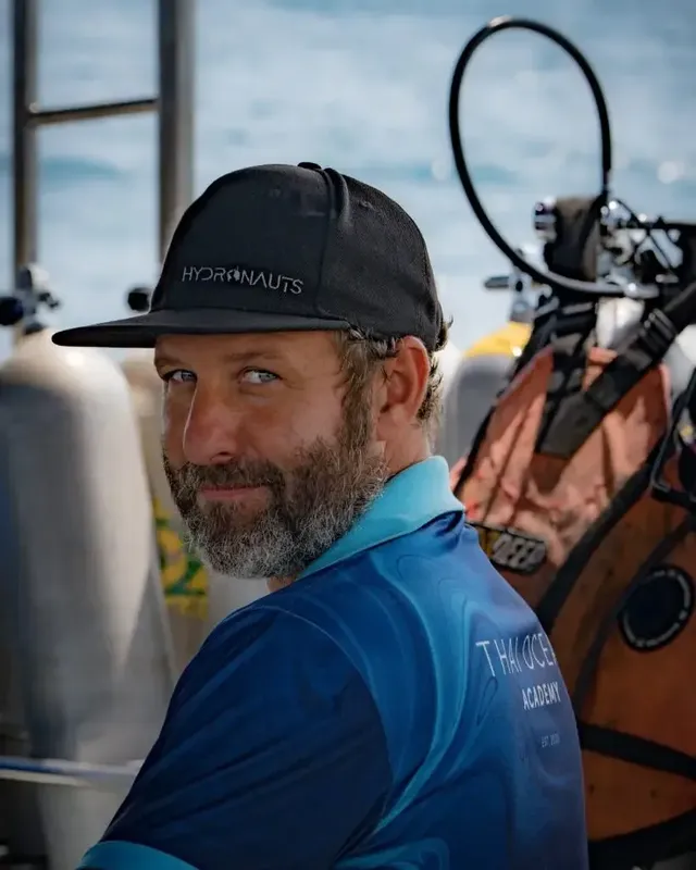 Homme regardant vers la droite sur un bateau de plongée