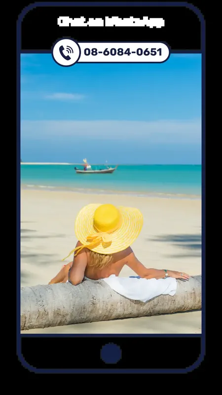 Femme se relaxant sur une plage tropicale avec un bateau au loin