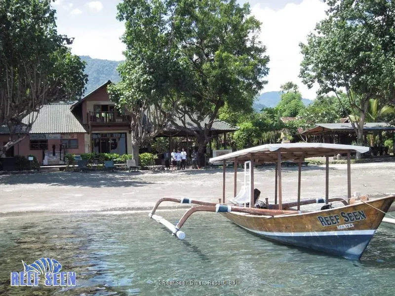 Bateau de plongée traditionnel échoué sur une plage de sable fin