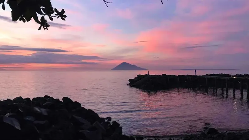 Coucher de soleil sur la mer avec une personne au loin