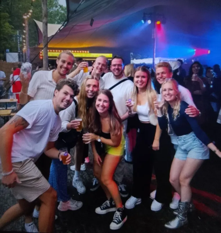 Groupe de jeunes adultes souriants avec des verres à la main
