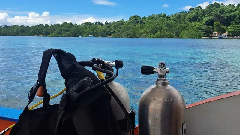 Bouteilles de plongée et détendeurs sur un bateau en mer calme