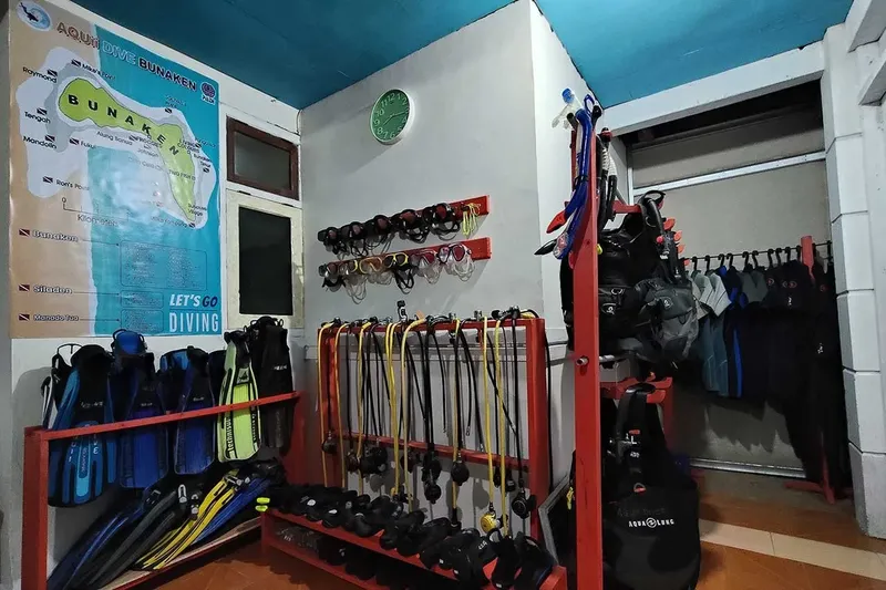 Equipement de plongée rangé dans un local avec une carte marine