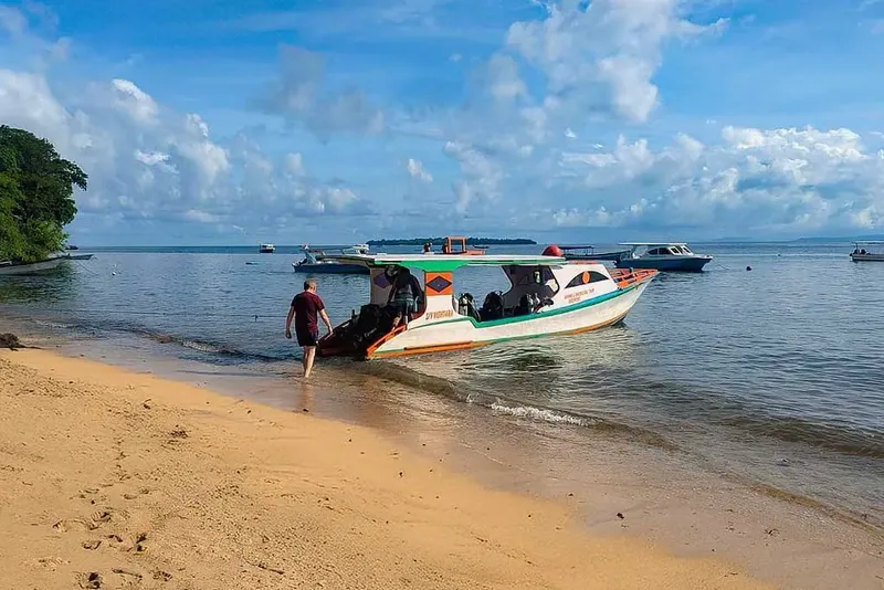 Plongée : une personne s'apprête à embarquer sur un bateau de plongée