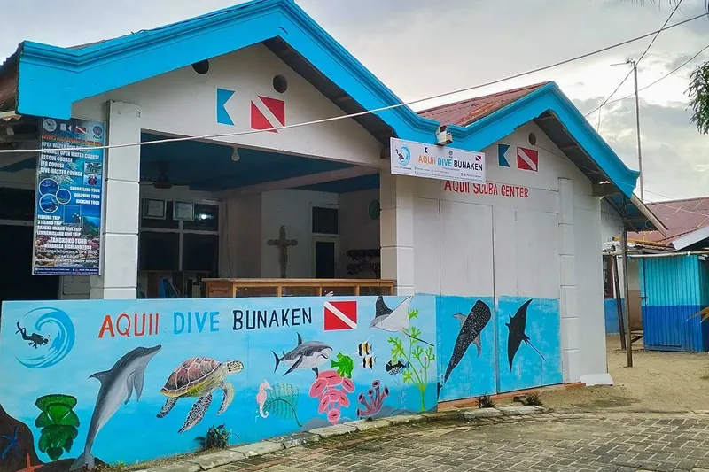Façade colorée d'un centre de plongée avec des peintures marines