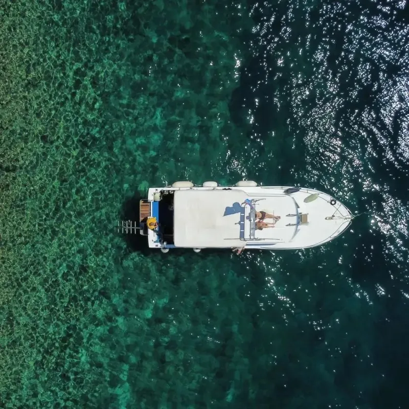 Vue aérienne d'un bateau de plongée avec des personnes à bord