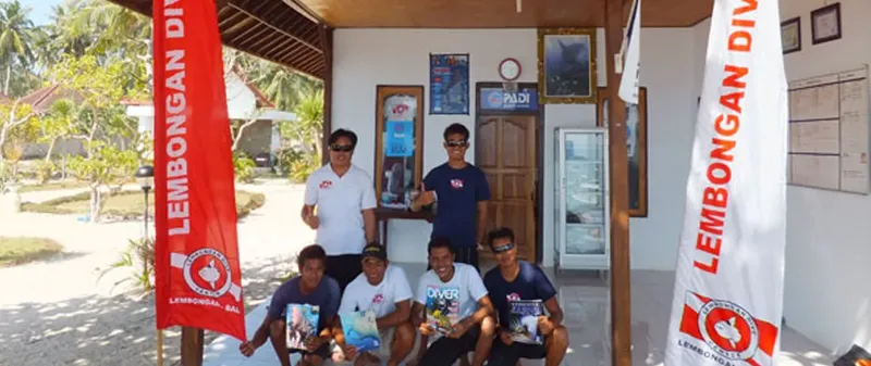 Groupe de plongeurs souriants devant le centre de plongée à Lembongan