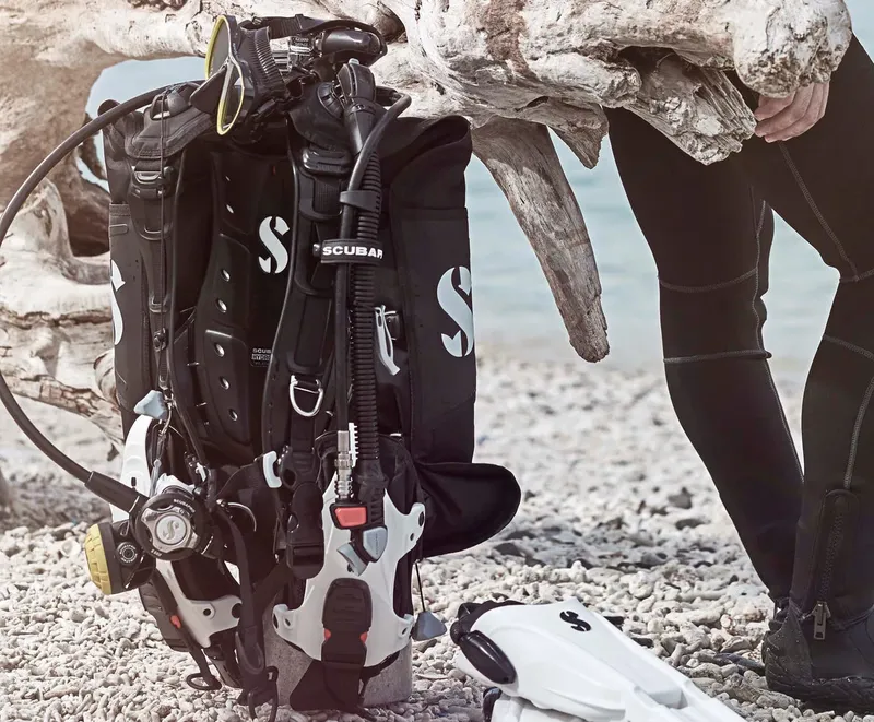 Equipement de plongée complet prêt à être utilisé sur un fond rocheux