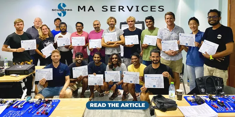 Groupe de plongeurs souriants tenant leurs certificats de formation