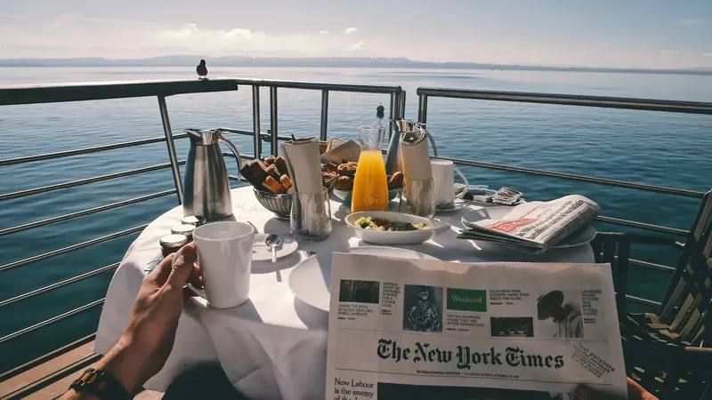 Petit déjeuner sur un bateau avec vue sur la mer et journal