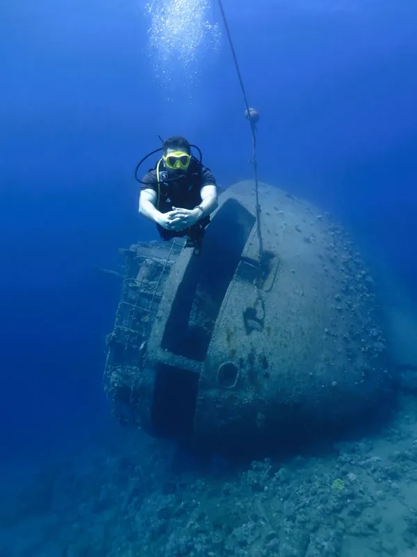 Plongeur devant une épave sous-marine, exploration et découverte aquatique