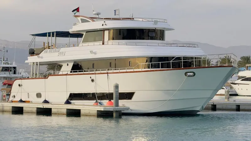 Grand bateau de plongée amarré à un ponton ensoleillé