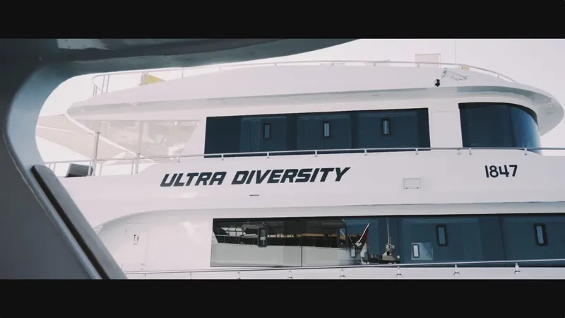 Gros plan sur la coque blanche d'un bateau de plongée nommé Ultra Diversity