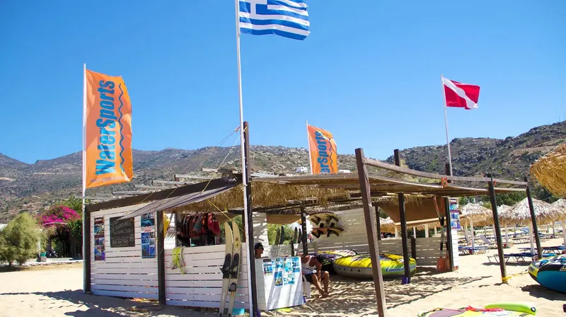 Centre de sports nautiques sur une plage avec du matériel de plongée