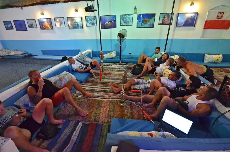 Groupe de personnes se relaxant dans un espace intérieur lumineux et coloré