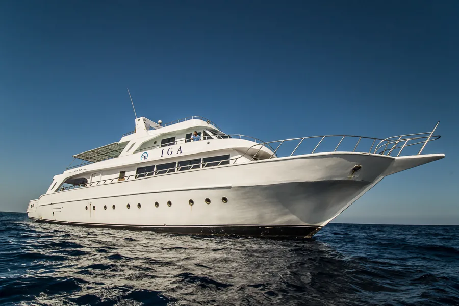 Grand bateau de plongée blanc navigue sur une mer bleue calme