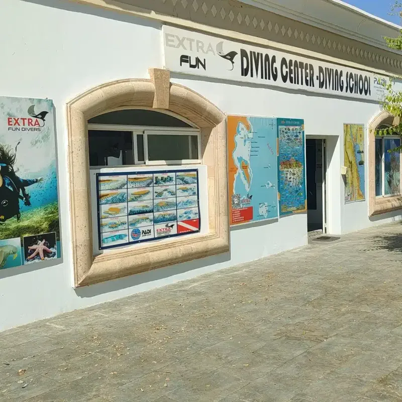 Façade d'un centre de plongée avec des affiches et une fenêtre