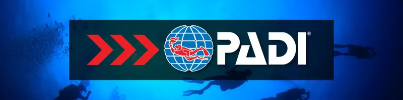 Plongeurs en arrière-plan, logo PADI au premier plan, ambiance marine