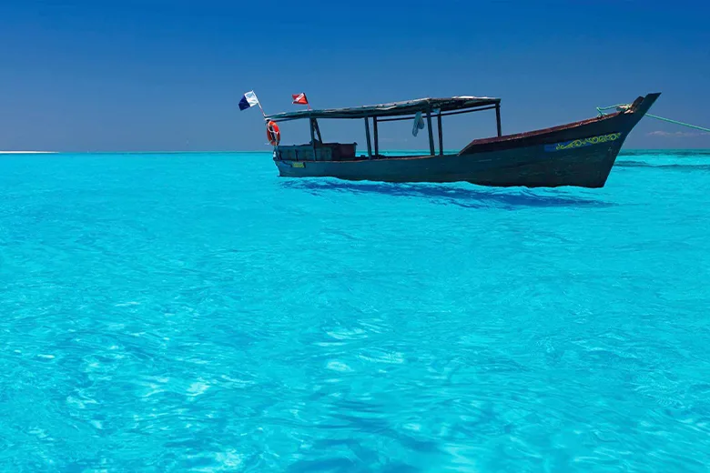 Bateau traditionnel en bois sur une eau turquoise et calme