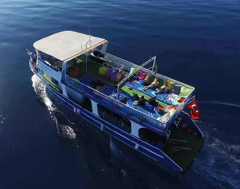 Bateau de plongée en mer avec des personnes se relaxant au soleil