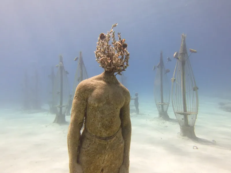 Statue humaine sous-marine colonisée par la faune et la flore marine