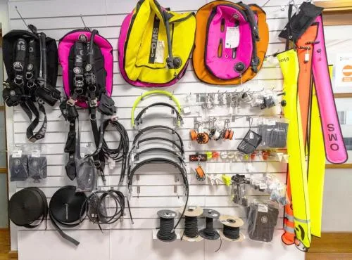 Equipement de plongée suspendu au mur : gilets, détendeurs, accessoires