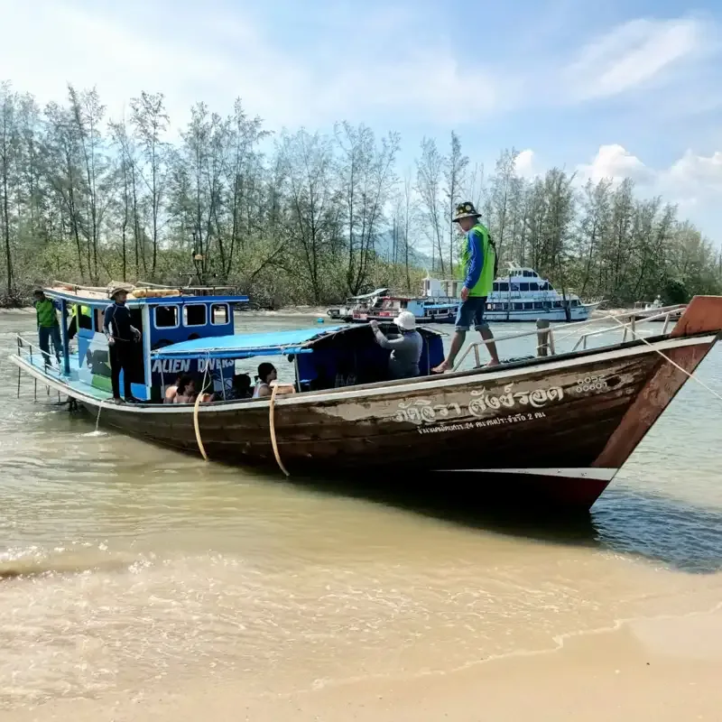 Bateau longtail transportant des plongeurs vers un site en mer