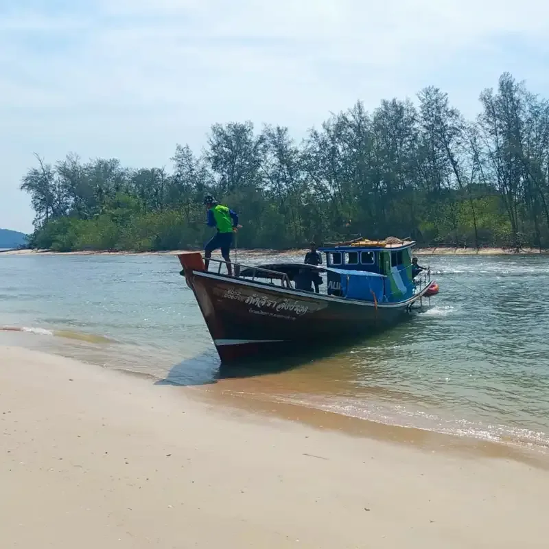 Bateau de pêche échoué sur une plage de sable clair
