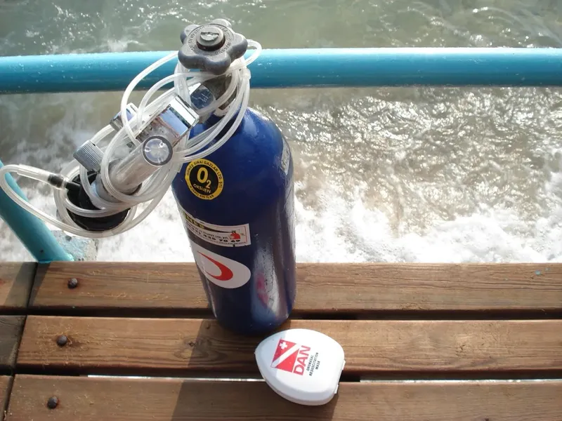 Bouteille d'oxygène de plongée et analyseur sur un ponton en bois