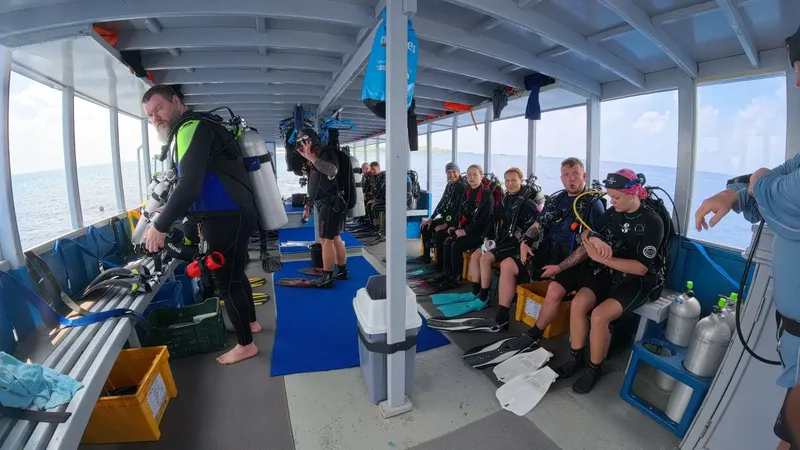 Plongeurs équipés à l'intérieur d'un bateau se préparant pour une sortie