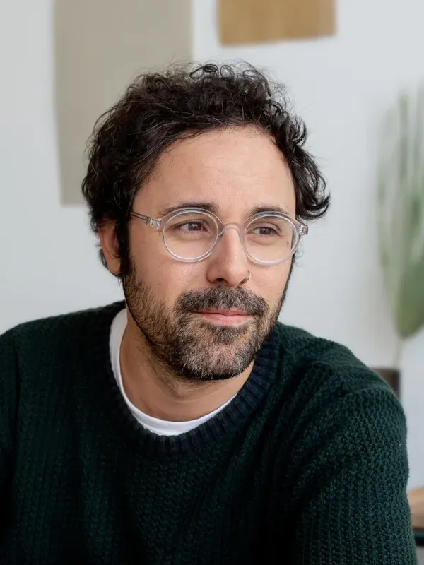 Portrait d'un homme aux cheveux bruns et aux lunettes