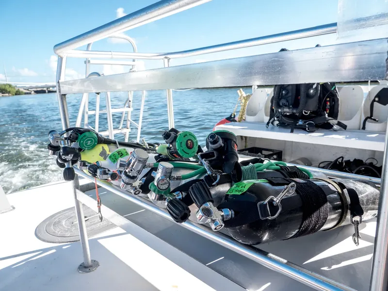 Bouteilles de plongée et détendeurs rangés sur un bateau en mer
