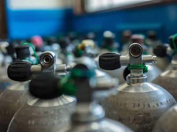 Rangées de bouteilles de plongée en aluminium avec robinets et protections