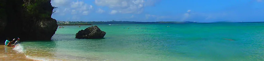 Plage tropicale avec des personnes et des bateaux en mer