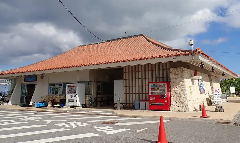 Façade d'un bâtiment avec distributeurs automatiques et passage piéton