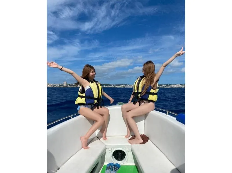 Deux jeunes femmes souriantes sur un bateau en mer