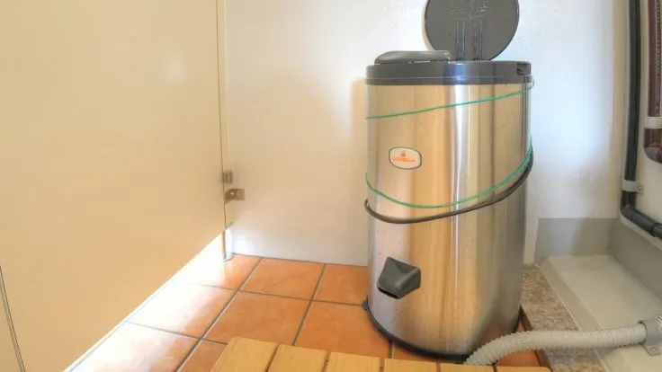 Essoreuse à combinaisons en inox dans un local de plongée