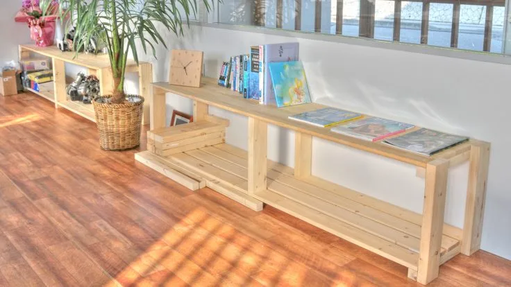 Etagères en bois avec livres et quelques équipements de plongée